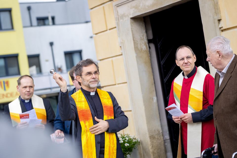 Josef Grünwidl segnet den Park&Pray-Platz in Klein-Neusiedl